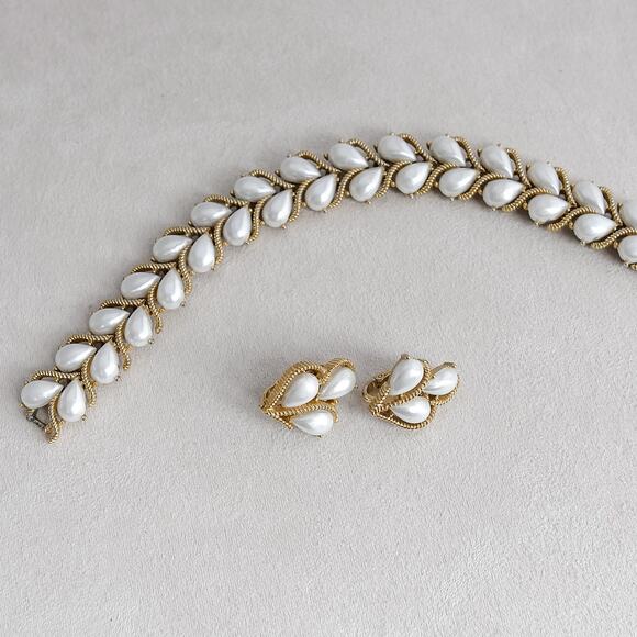 Vintage Crown Trifari Faux Pearl Bracelet Clip On Earrings Set Gold Tone - Picture 9 of 11